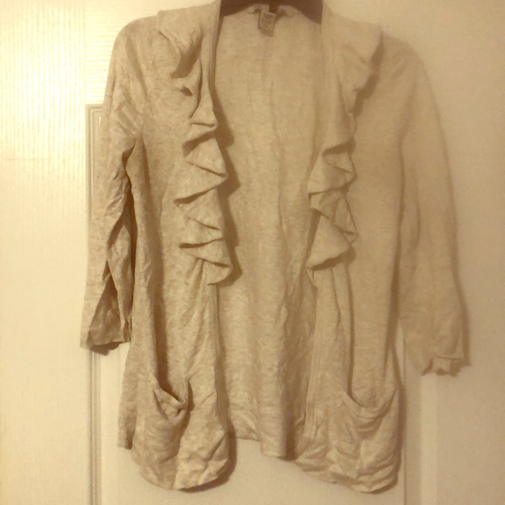 Soft cream sweater with two pockets